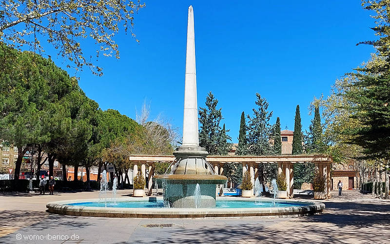 20230402 Puertollano Brunnen2 Obelisk