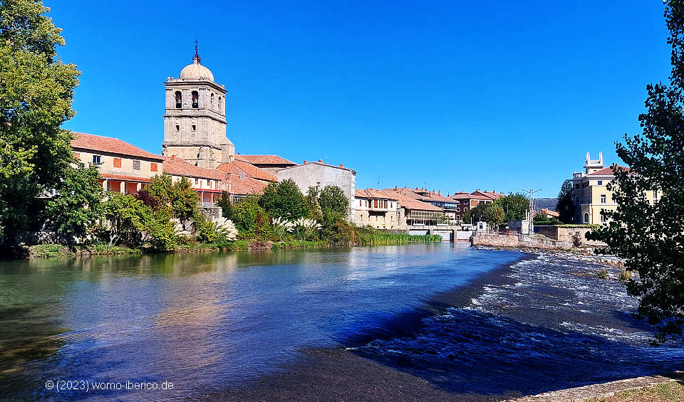 20230928 AguilarDeCampoo Fluss Kirche