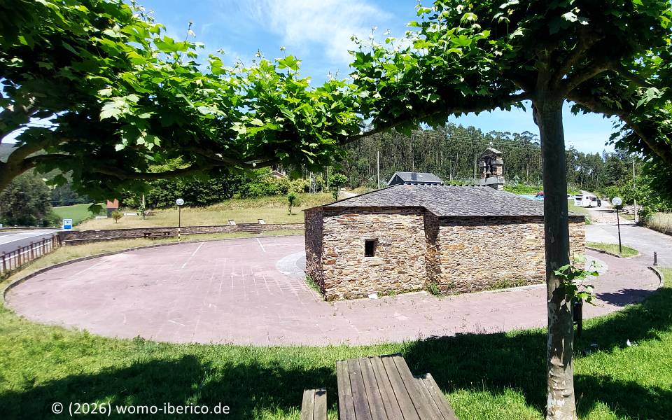 San Tirso de Abres, Stellplatz 20260613 SanTirso Stp Kapelle